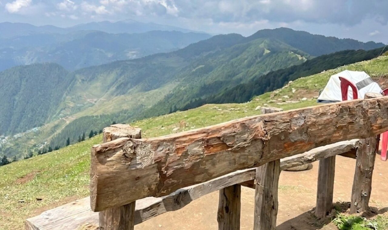 Bench place at Jalori Pass trek facing the hills