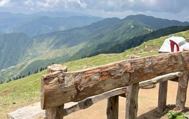 Bench place at Jalori Pass trek facing the hills